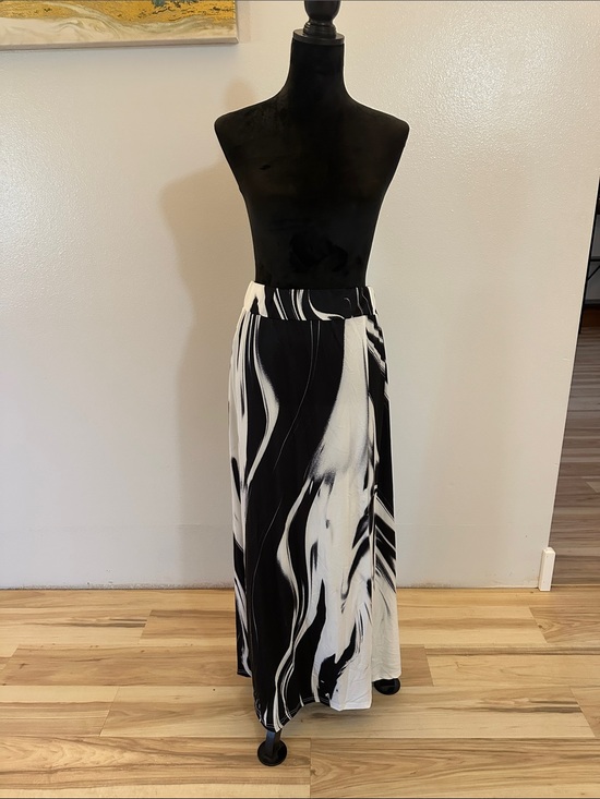 Beyond This Plane Dresses & Skirts - 50% off Monochrome Wave-Print Maxi Skirt — Black & White